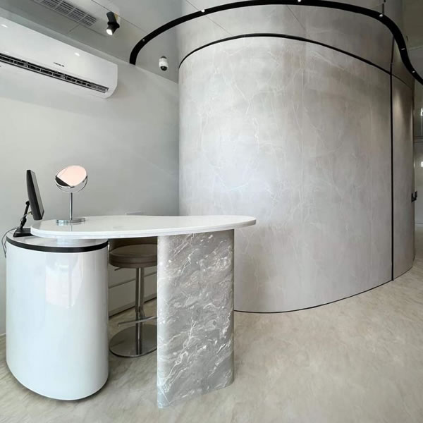 ภายใน Reva Clinic บริเวณเค้าท์เตอร์บริการ