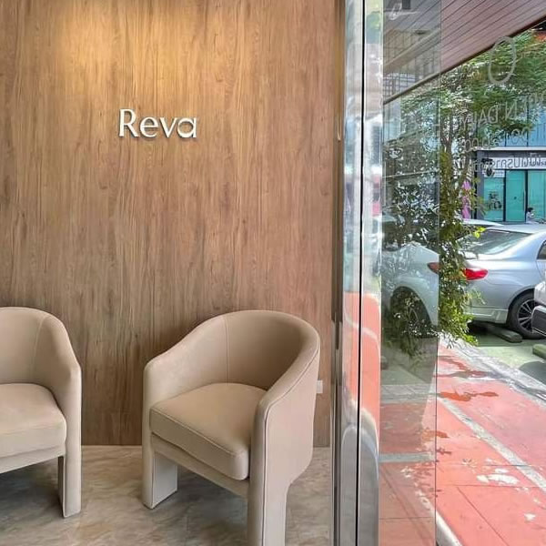 ภายใน Reva Clinic บริเวณเค้าท์เตอร์บริการ