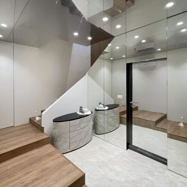 ภายใน Reva Clinic บริเวณโถงทางเดิน