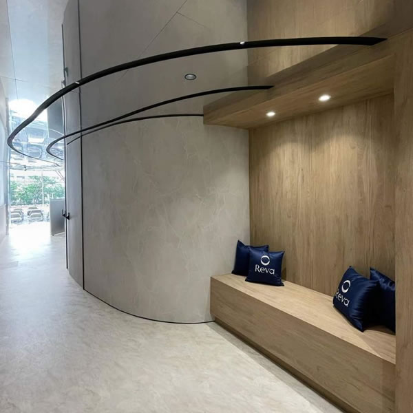 ภายใน Reva Clinic บริเวณโถงทางเดิน